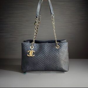 CHANAL Chevron Quilted Leather Tote bag Black-EUC w/COA